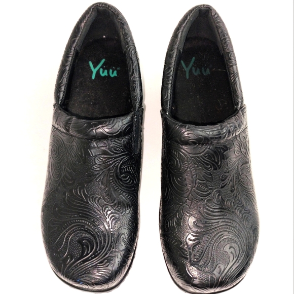 NWOT Yuü 'Bethanee' Black Tooled Faux Leather Clogs Sz. 6 - Picture 4 of 11